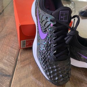 Nike Zoom Cage  black/bright violet